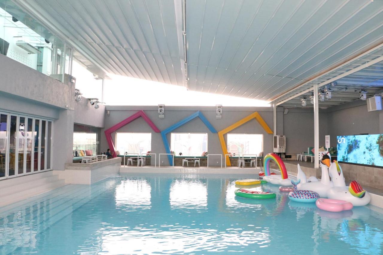 Pacific Regency Hotel Suites Kuala Lumpur Eksteriør bilde The swimming pool at the hotel